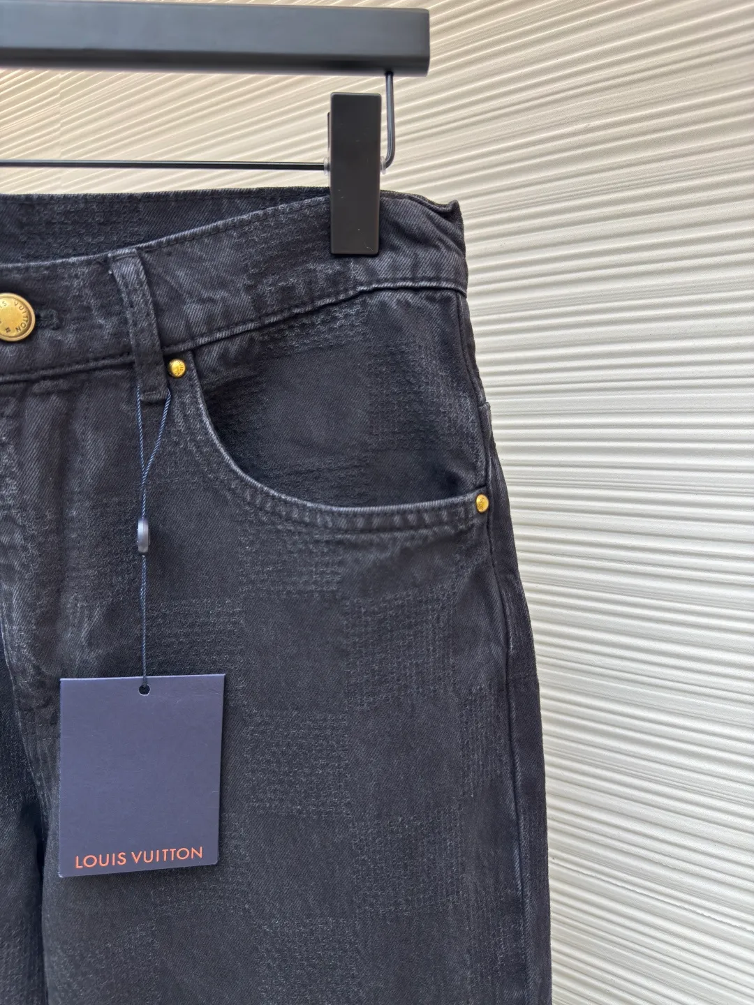 LOUIS VUITTON checkerboard denim trousers ●Authentic product: Purchased and developed by 12589 ●Item number: 1680033-B45 ●Material: denim fabric ●Technology: jacquard production ●Version: fitted version ●Weight: about 820 grams ●Size: 30-32-34-36 ●Description: Denim made with yarn-dyed jacquard technology, that is, twill weave, indigo-dyed denim. Sand washing is a post-processing process for jeans, which gives the clothes a certain fading effect and a sense of staleness after washing. Sand-washed jeans have a unique texture and feel, and the surface shows a uniform plush effect, giving people a retro and nostalgic feeling. They can be matched with tops of the same season to create a fashionable look, and can be used in various occasions. Customized accessories, complete with three standards, the same style for men and women!